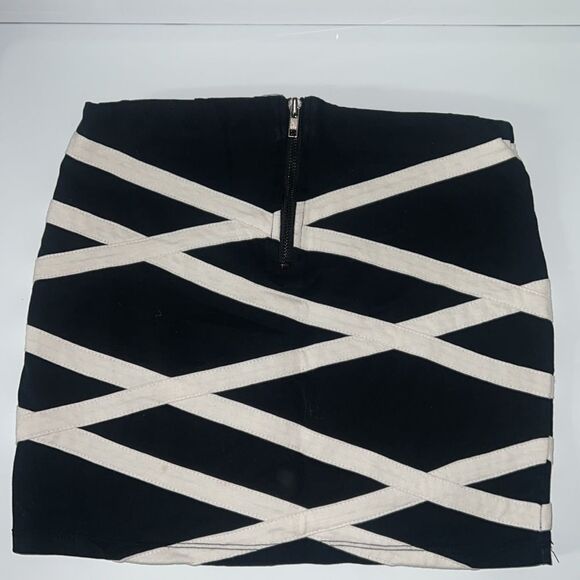 3 FOR $15 🙌🏼 Small Forever 21 Women Black w/ White criss cross lines Mini Skirt - Picture 2 of 3